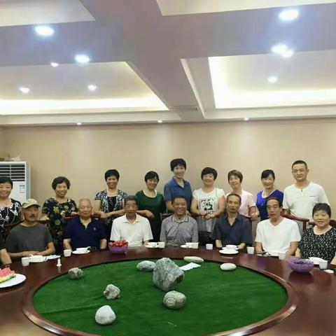 昔日的老领导老同事，如今已是两鬓斑白的老头老太太了。有谁不感慨万千啊，时光一去不复返，希望老同事们多珍重