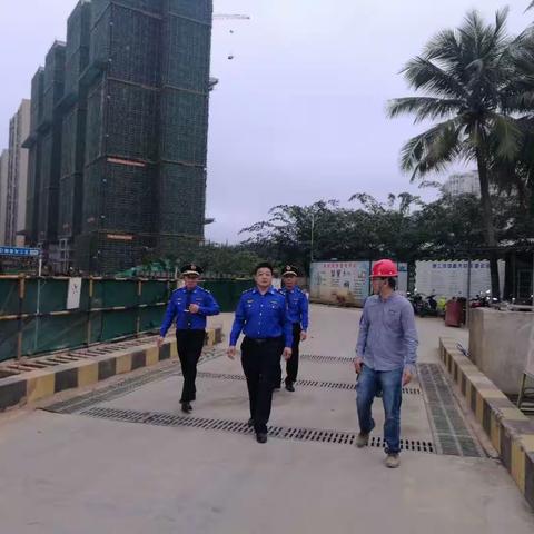 综保区园管和物业联合巡查老区，确保“两会”期间园区和谐稳定