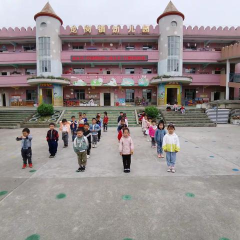 开阳县龙岗镇幼儿园中三班晨会活动《我们都是红星人》