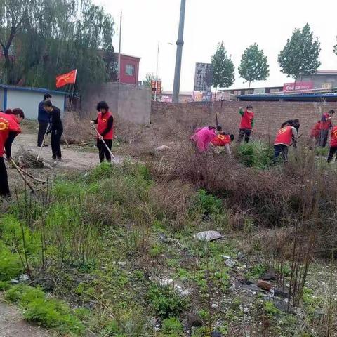 襄汾社区管理委员会组织志愿者在居民小区开展环境卫生整治活动