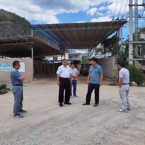 县人大常委会主任方国铁到甘庄街道调研乡村公路管护情况