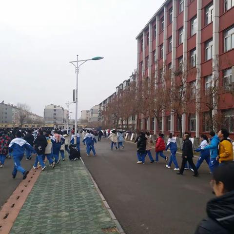 筑牢校园安全防线 ——辽阳市二中安全疏散演练纪实