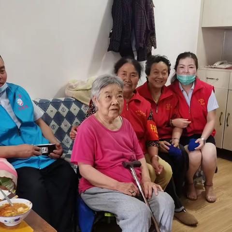 【莲湖★枣园★杨家围墙社区】看萤火虫点点亮光，照亮我们生活细微的角落。关爱残疾老人，热腾腾的搅团呈上来啦～