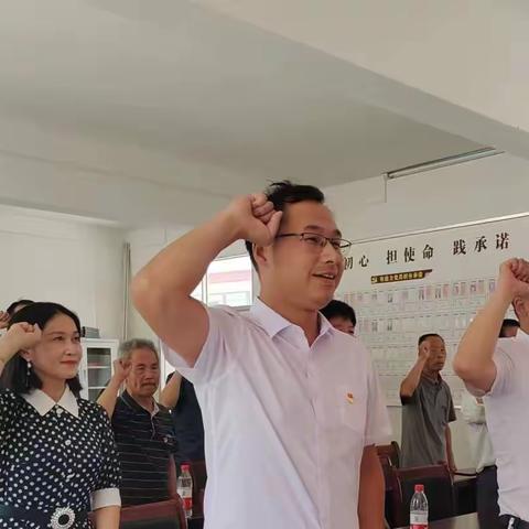 红心向党，头雁带富领飞         ——记大坪镇旗帜村“三百四千”工程人物何小荣先进事迹