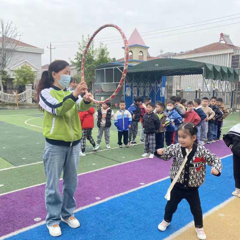 悠贝高湖幼儿园大四班户外活动《趣味投篮》