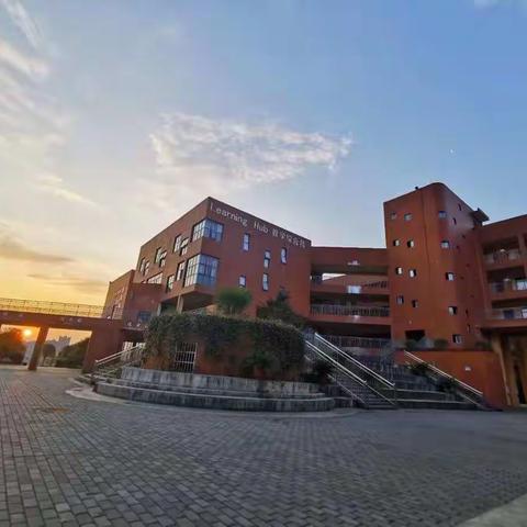 用爱托起孩子的明天——记思源实验学校暑期大家访