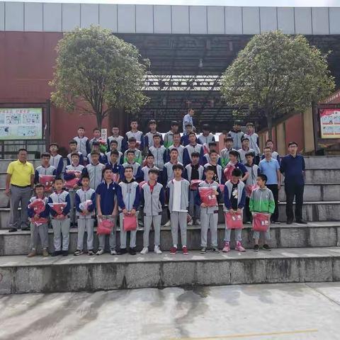 爱心传递和谐曲  沪遵共筑学子梦