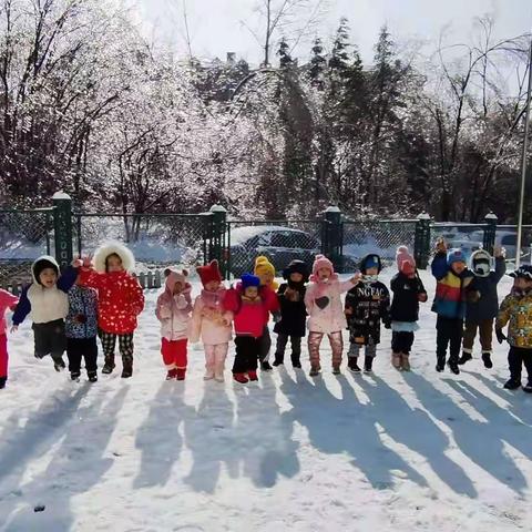 下雪啦！下雪啦！明珠国际幼稚园小B班的小朋友邀你一起来玩雪👐