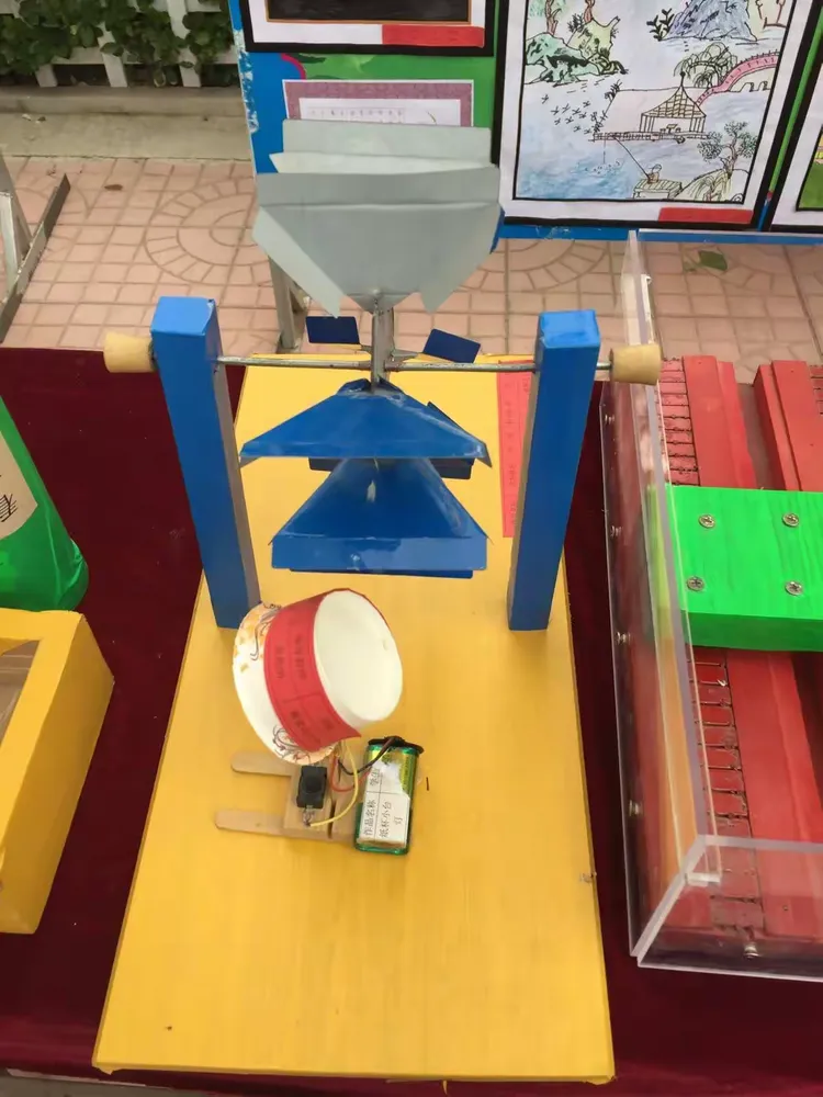 这是我校师生制作的教具和学具。