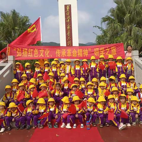 参观六连岭革命烈士陈列馆