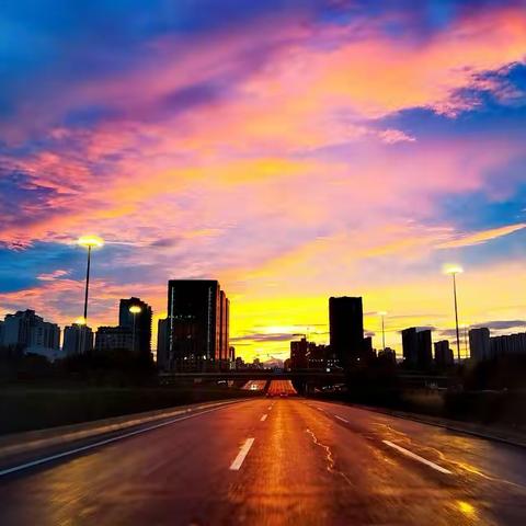 走进金黄的落日余晖