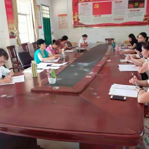 文澜江中心学校1一3年级语文老师集体备课，时间：2018年5月8日，地点：四(2)班教室、展览馆。