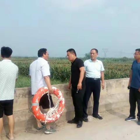 开发区文教局安全科到开发区第四中学所负责水域，进行督察巡河工作！