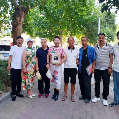 诗书画艺一家人，         两地联谊情更深