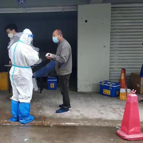 “雨中核酸”，物业人坚持守卫小区安全