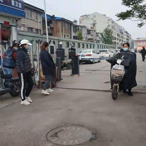 坚持守卫小区安全  争取抗疫早日胜利