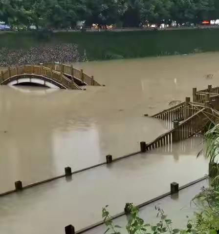 木栈道洪水过后忙清淤