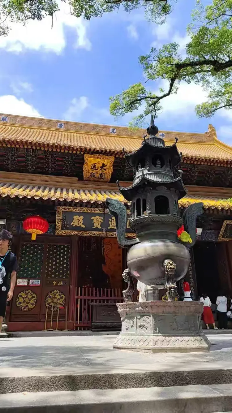 普济寺始建于后梁贞明二年,清康熙三十八年赐额"普济群灵",遂更名为