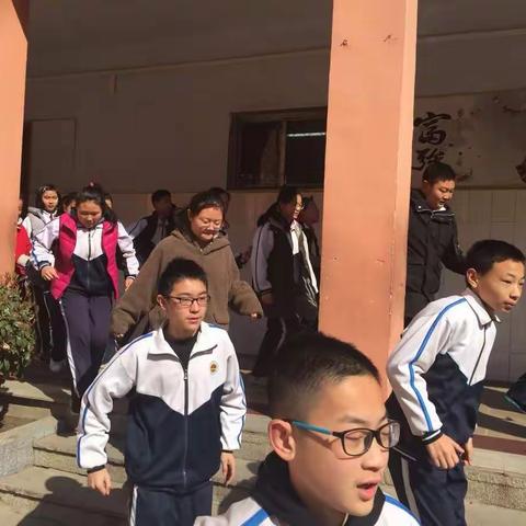 泰安南关中学举办逃生演练