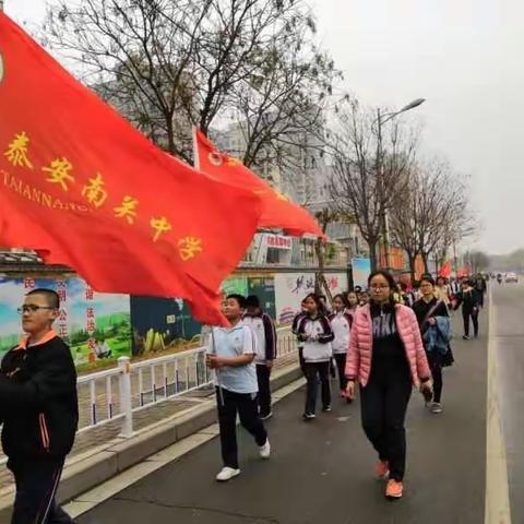 泰安南关中学师生进行“青春心向党”主题祭扫烈士墓活动