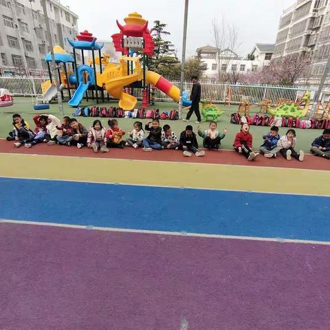 白雪花都幼儿园特色课，轮滑一班