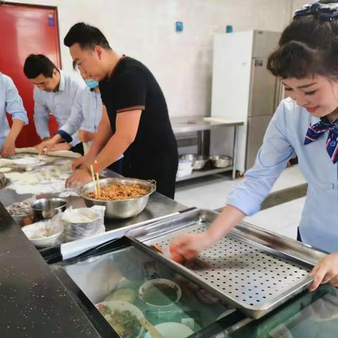 新兴隆山收费站为提升集体凝聚力特组织员工包饺子活动