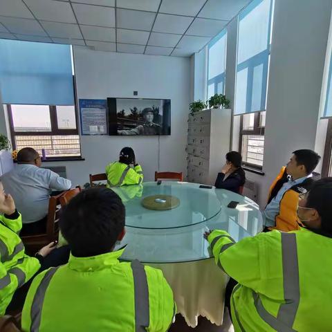 新兴隆山收费站开展“雷锋心中铭 青春献真情”--雷锋月主题活动