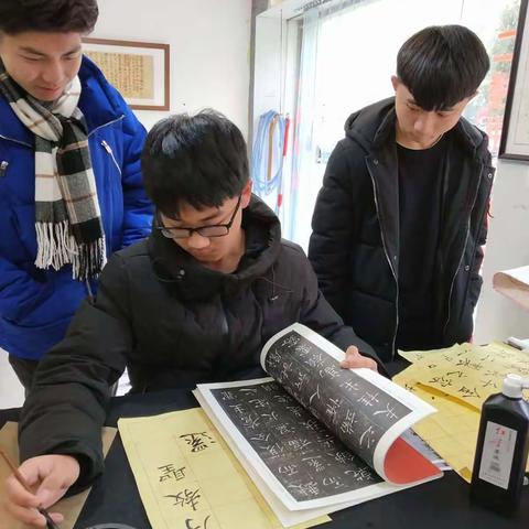 瞿熊书法培训中心:              报名电话:15979913382（瞿熊）15079284996(甘)