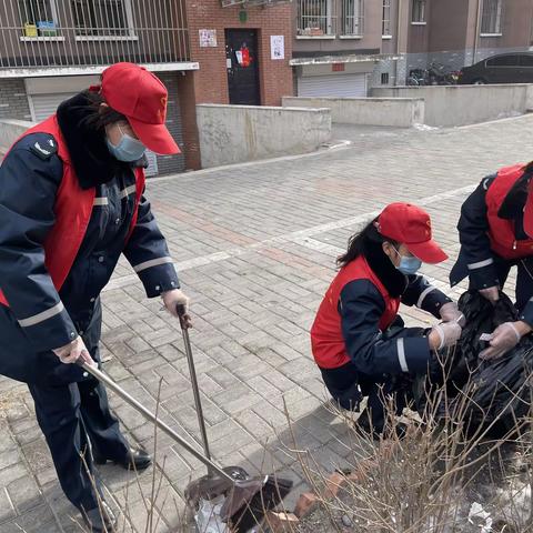 “学雷锋纪念日”乌兰浩特西收费所青年志愿者进社区清理垃圾美化家园