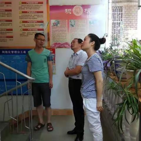 遵义市创文第七督查组组长余家学到聚泉阁社区检查、督导创文工作