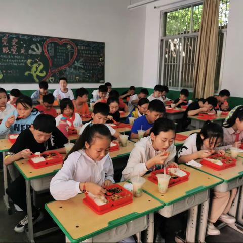 温暖配餐，健康成长——滕州市龙泉街道荆河桥小学学生配餐服务日常剪影