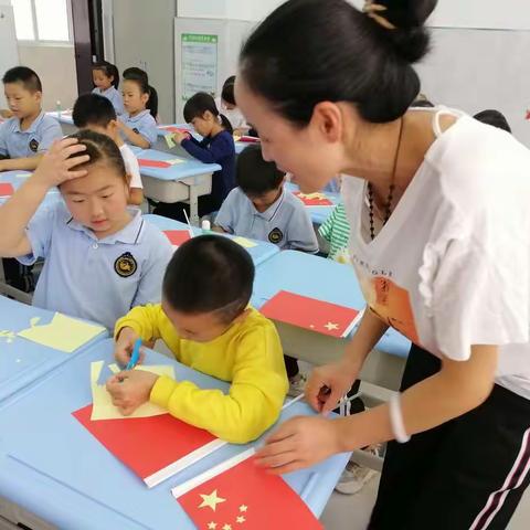 大手拉小手共结友谊之花                  面面五星红旗喜迎祖国生日