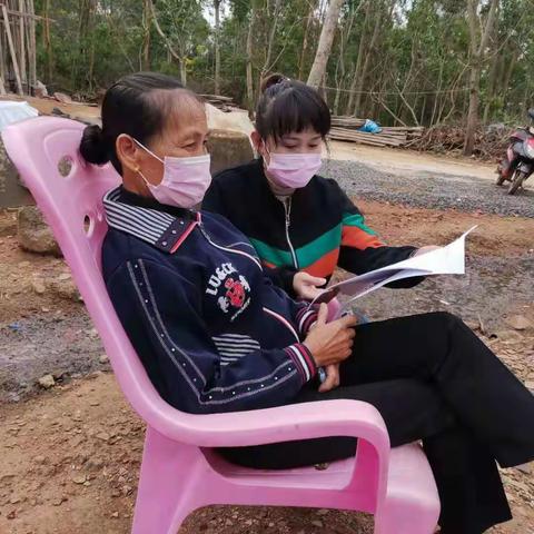博厚各村居委会计生员在发放给老人一封信的活动