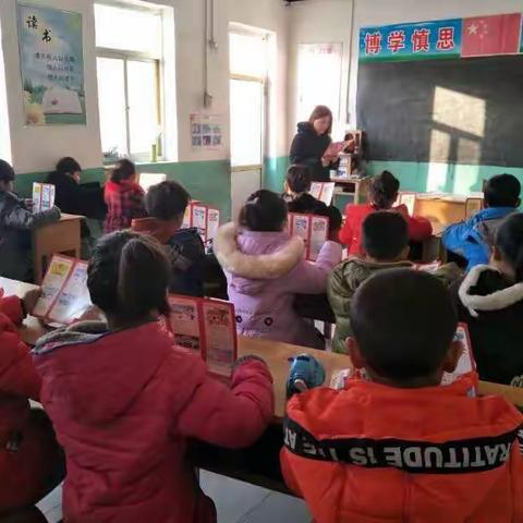 前高龙华小学放寒假前各位班主任对学生进行安全教育