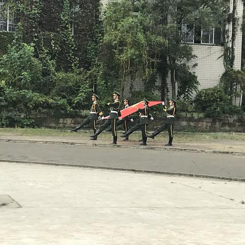 隆昌二中     列队完毕，请检阅