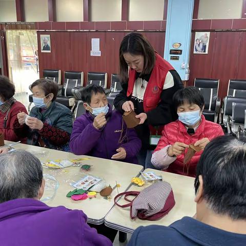 关东街道曙光社区老年服务站“幸福夕阳，巧手相伴”手工制作