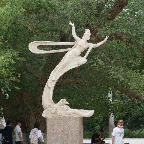 我见甘、青（三） — 鸣沙山月牙泉、莫高窟