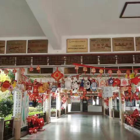 附小三（4）班雏鹰小队 “情满元宵，萌娃送福”