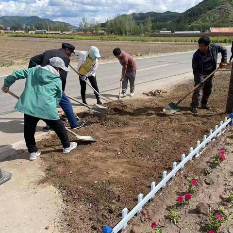 最美志愿者——朝阳地小学家校共建绿色校园活动十