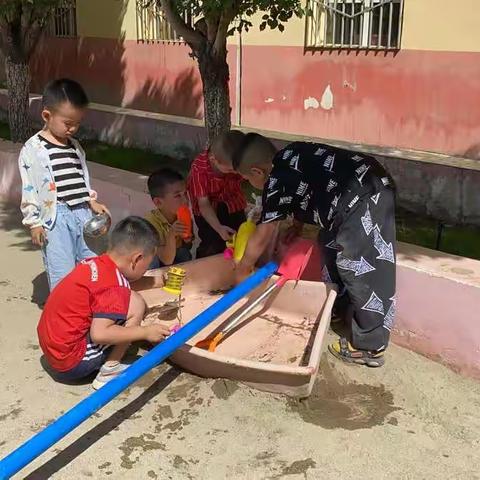 【市四幼学习故事】——“沙水游戏办法多”