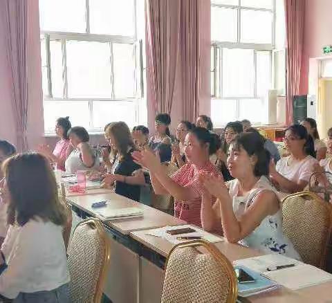 “理论是基石、实践促成长”市四幼开展业务知识培训会