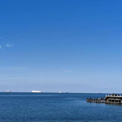 大连的天空，总是如同蓝宝石般的湛蓝，与天空一样蓝莹莹的海水，将水天一色的美景镶嵌在大自然的山水画廊中……