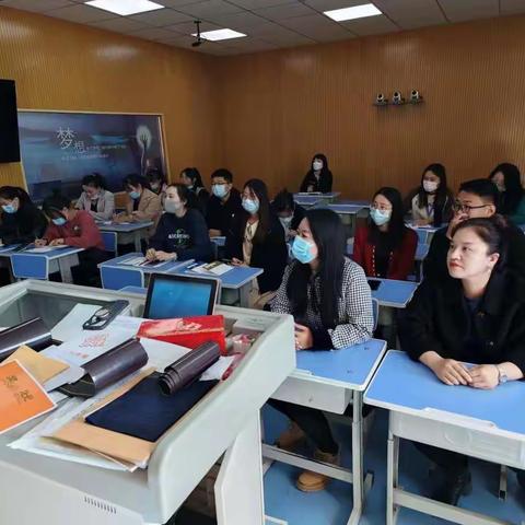 蘑菇气镇中心校新上岗教师 教学常规培训会简讯