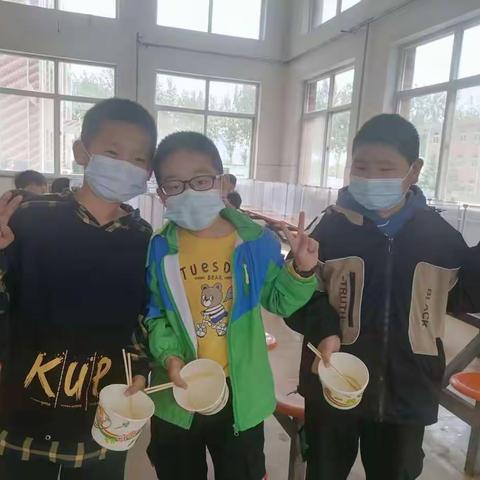 一粥一饭当思来之不易，半丝半缕，恒念物力维艰。