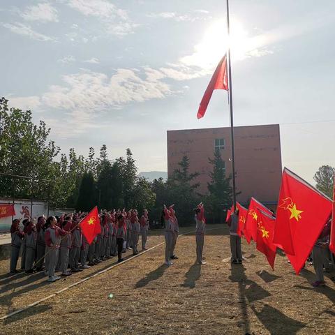 大城子校区喜迎国庆节系列活动之“我和国旗合个影”