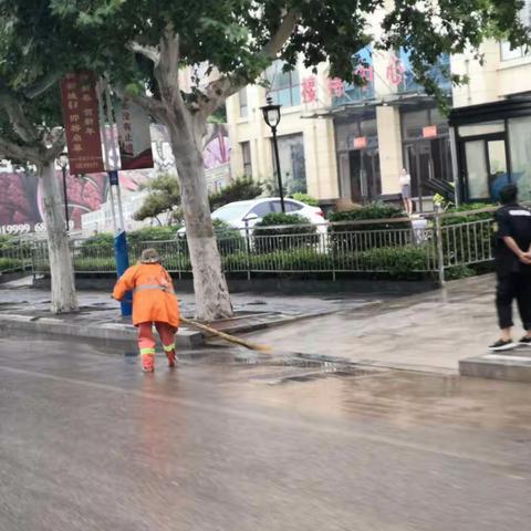 暴雨来袭 环卫工人坚持雨中作业