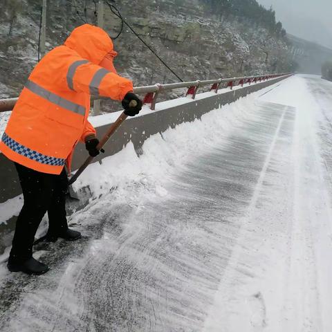 迅速集结  除雪保畅