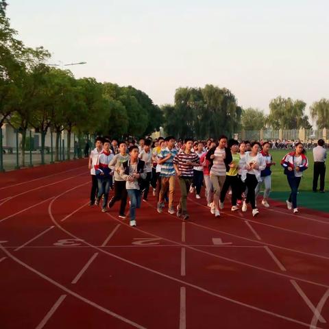 西湖中学学生早锻炼！