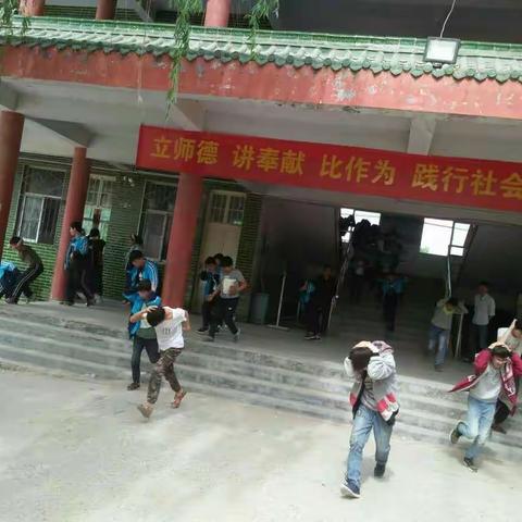 陈桥镇中心学校抗震救灾预防演练