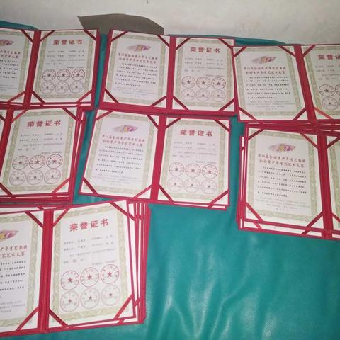 秋风吹走夏月，欢笑满溢光阴，我们始终只为更美的你